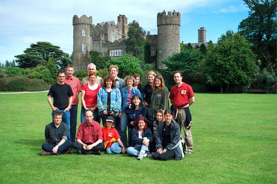 Reisegruppe vor dem Schloss Malahide nahe Dublin