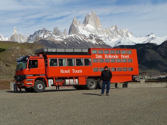 unser Fahrer Markus Wölfl mit dem Bus vor dem Cerro Torre links und dem Cerro Fitz Roy in der Mitte