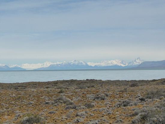 Blick über den Viedma-See zum Viedma-Gletscher links und dem Cerro Fitz Roy rechts