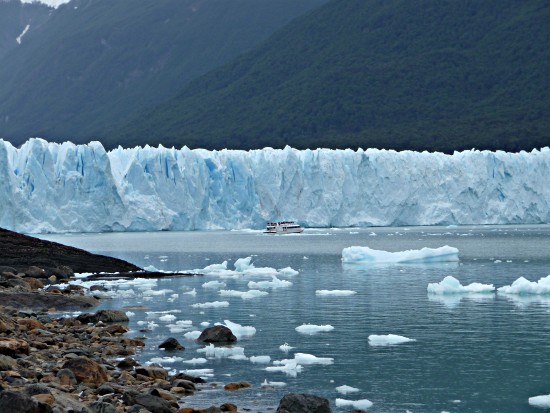 nördliche Wand des Perito-Moreno-Gletschers mit Schiff