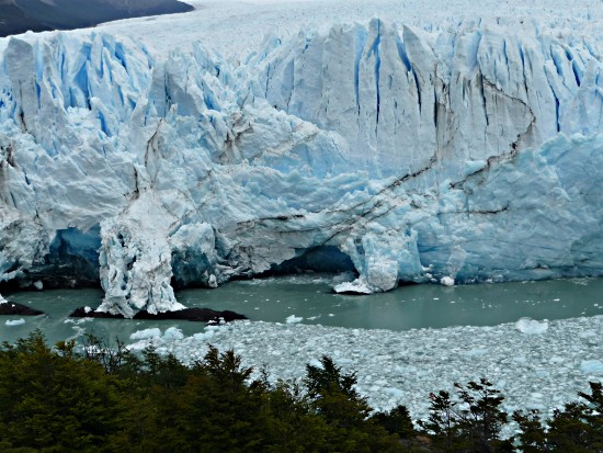 Perito-Moreno-Gletscher trifft auf die Landspitze
