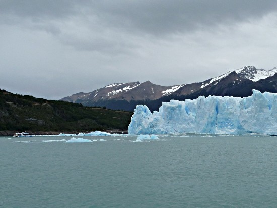 Nordwand des Perito-Moreno-Gletschers mit Landspitze