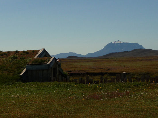 Bauernhof im Möðrudalur mit Herðubreið im Hintergrund