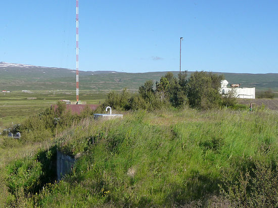 Generator, Senderhaus (?) und Bunker für den Sendemast in Eiðar