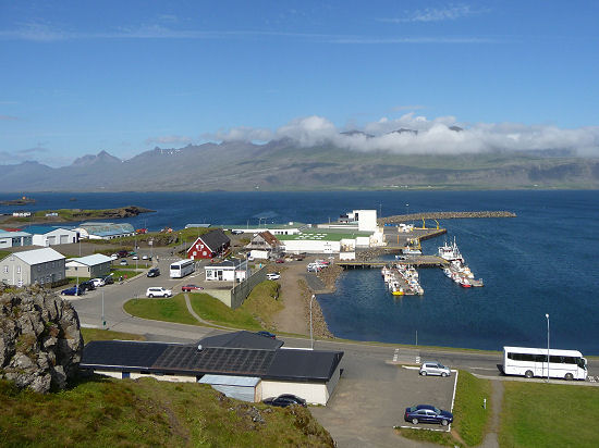 Hafen von Djúpivogur mit Langabúð