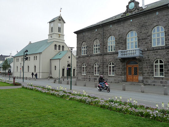 Dómkirkjan (Dom) und Alþingshúsið (Parlamentsgebäude)