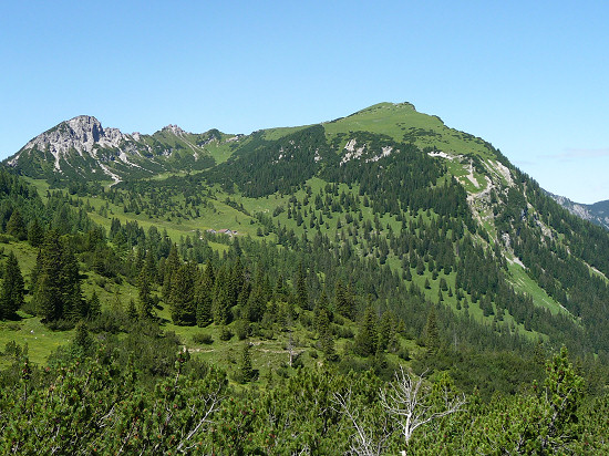 v.l.n.r Stachlerkopf (2071 m), Drei Kapuziner (2084 m, 2071 m, ? m), Schönberg (2104 m), Ansicht vom Valorschtal