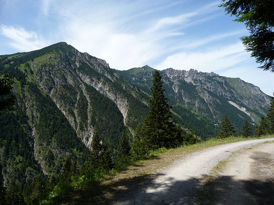 Blick vom Fuße des Schönbergs zur Bergkette vom Helwangspitz (2000 m) bis zu den Drei Schwestern (2034, 2052, 2048 m)