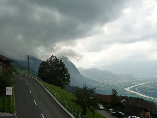 Blick seitlich vom Balkon des Hotelzimmers in Richtung Liechtensteiner Berge (teils in den Wolken) und zum Rhein