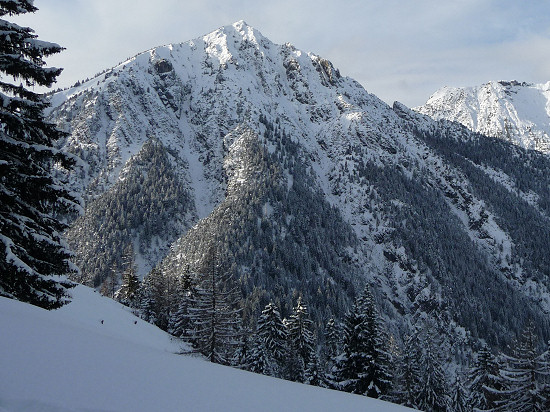 Blick vom unteren Valorschtal auf die Bergkette vom Helwangspitz (2000 m, SOTA HB0/LI-011) links bis zu den Drei Schwestern (2034, 2052, 2048 m) rechts