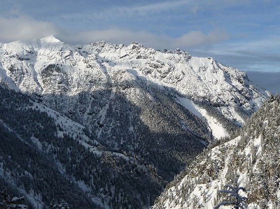 Blick vom unteren Valorschtal auf die Bergkette vom Helwangspitz (2000 m, SOTA HB0/LI-011) links bis zu den Drei Schwestern (2034, 2052, 2048 m) rechts