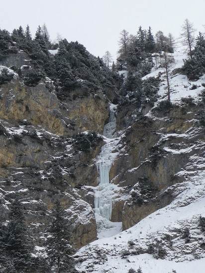 eingefrorener Wasserfall