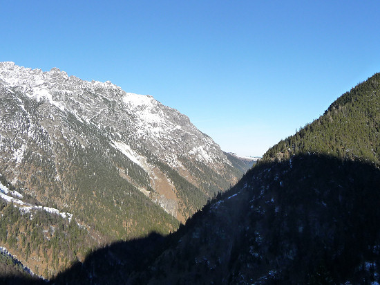 Blick von unteren Valorschtal auf Helwangspitz (links) bis Drei Schwestern (rechts)