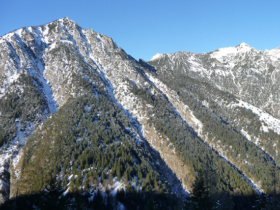 View from the lower Valorsch valley to Helwangspitz (left) and Drei Schwestern (right)