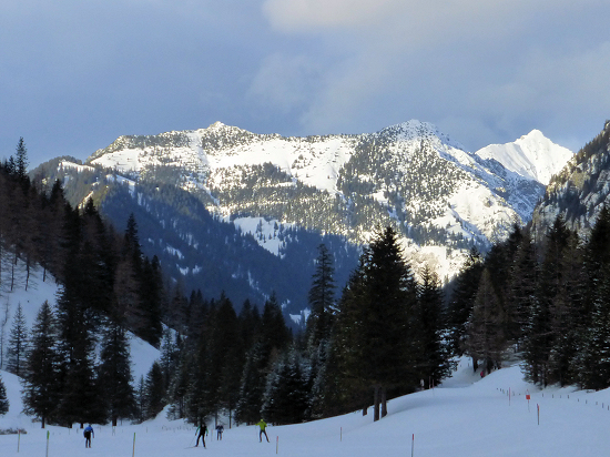 Alpspitz (1942 m, links von der Mitte), Helwangspitz (2000 m, rechts von der Mitte) und Kuegrat (2123 m, rechts hinten)