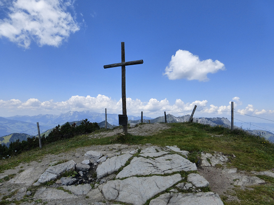 Gipfelkreuz auf dem Schönberg samt Kasten mit Gipfelbuch