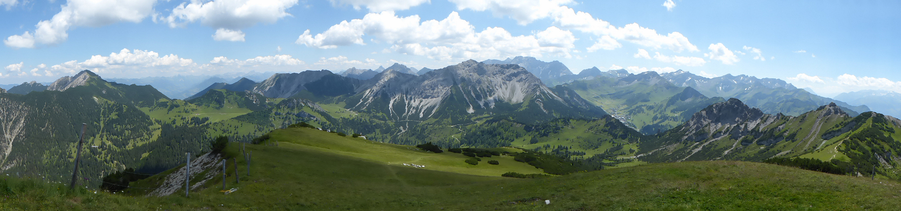 Panorama - Blick vom Schönberg auf Galinakopf (links), Ochsenkopf (Mitte) und Bergkette (rechts hinten) mit Augstenberg, Grauspitz und Falknis
