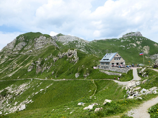 Pfälzerhütte mit Aufstieg zum Augstenberg, dessen Gipfel hier noch nicht zu sehen ist