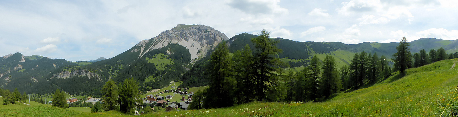 Blick von Alp Pradame zu Ochsenkopf und Sareis