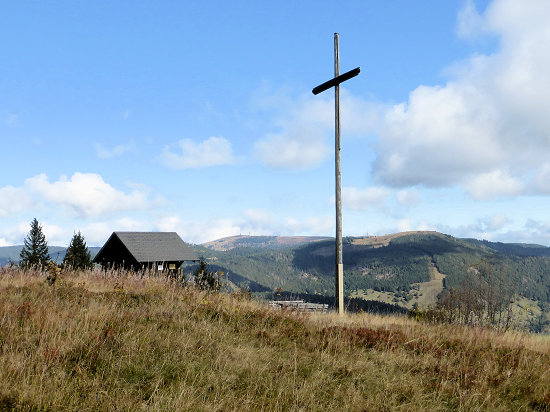 Schutzhütte und Gipfelkreuz auf dem Blöling