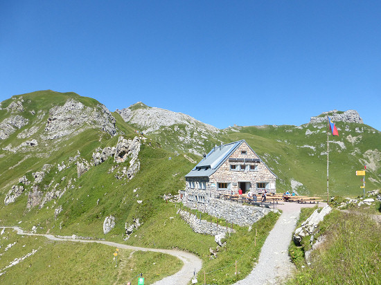 Pfälzerhütte mit dem Aufsteig (links) zum dem von dort noch nicht zu sehenden Augstenberg (2358 m) und zum Gorfion (2305 m, rechts)