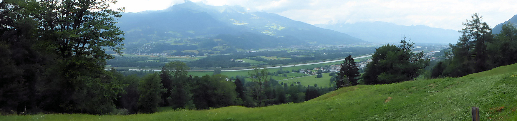 Panorama - Blick von der Wiese am Matilaberg ins Rheintal